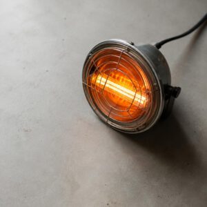 Bóng sấy nhiệt halogen công nghiệp đang hoạt động trong một dây chuyền sản xuất