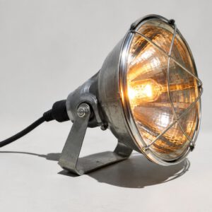 Bóng sấy nhiệt halogen công nghiệp đang hoạt động trong một dây chuyền sản xuất