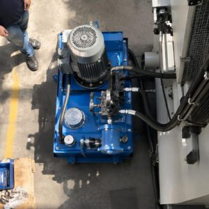 Bộ nguồn thủy lực công nghiệp hiện đại với các van và ống dẫn dầu