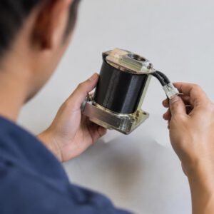 Phân tích các yếu tố cấu thành giá cuộn hút phanh cẩu trục Mitsubishi