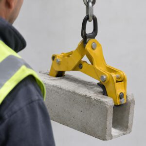 Kẹp nâng khối bê tông chắc chắn đang nâng một khối bê tông 500kg trong công trường