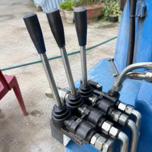 Van gạt tay thủy lực với các cổng kết nối và cần gạt rõ ràng