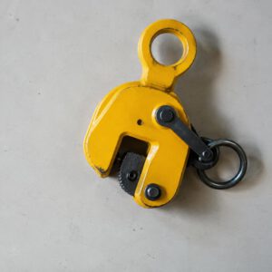 Hình ảnh một người thợ đang kiểm tra kẹp cẩu ống tròn an toàn trước khi sử dụng
